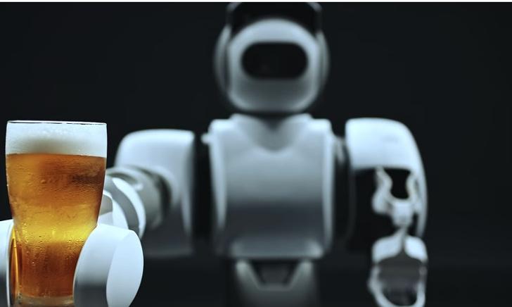 Robot serveert bier Robot serveert bier